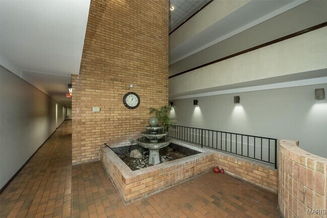 Building Photo - 950 E Rue De La Banque
