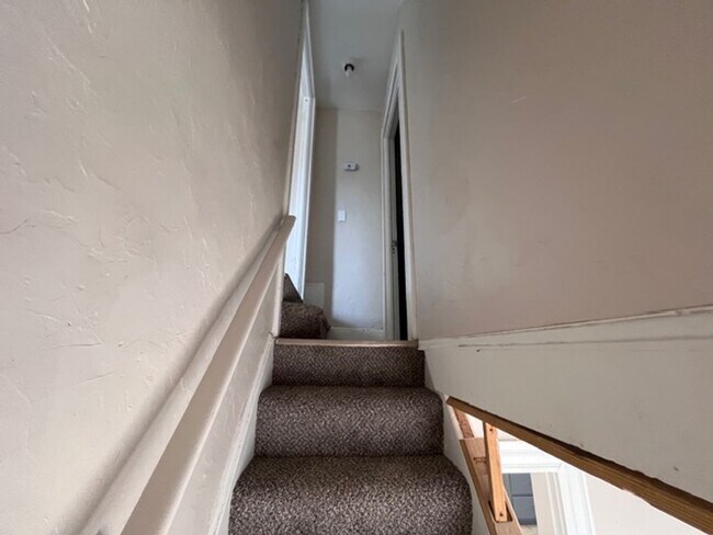 Building Photo - 4 Bed - 1.5 Bath - Single Family Home in Lorain