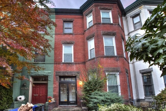 Building Photo - 632 F St NE