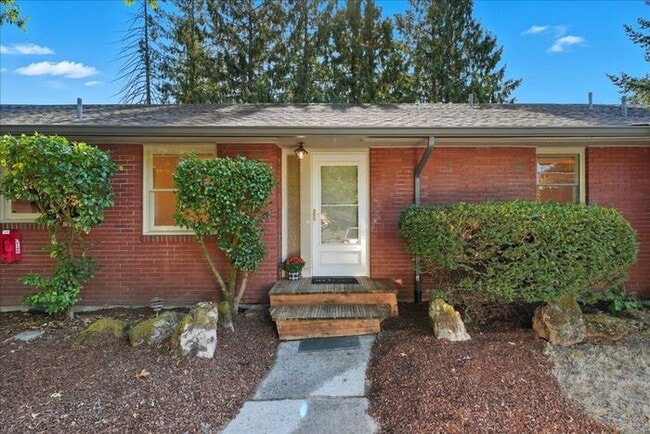 Building Photo - West Slope Charmer With Hardwood Floor - W...