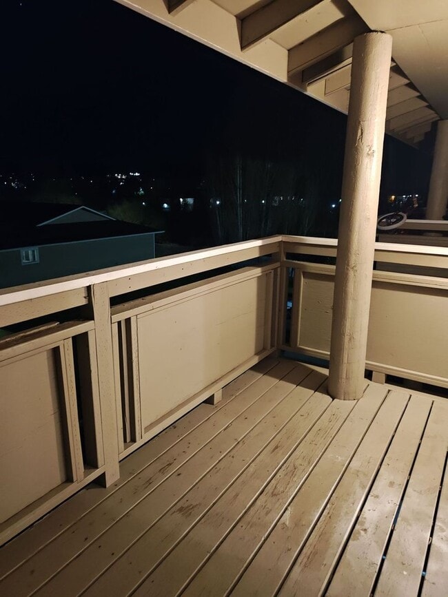 Building Photo - Three bedroom corner unit with balcony!