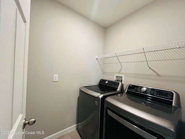 Building Photo - 420 Sorrento Dr