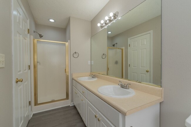 Building Photo - $1,395 - 3 bed/2 bath house for rent, fully renovated!