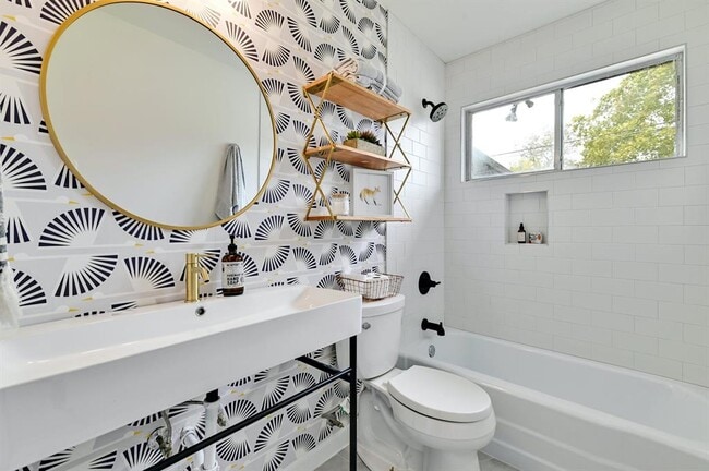 Building Photo - 608 Amesbury Ln