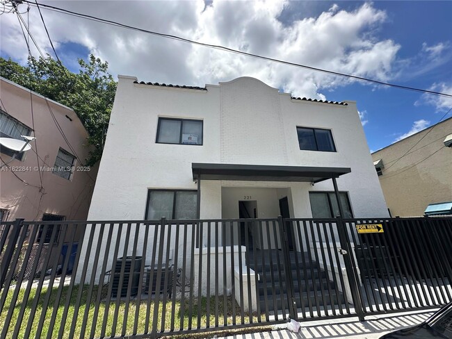 Building Photo - 221 SW 11th Ave
