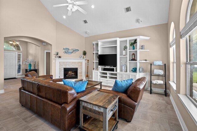 Building Photo - 14030 Shoreline Dr
