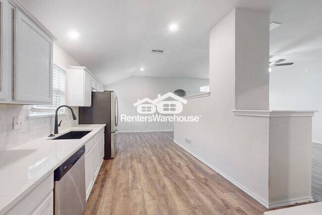 Building Photo - MOVE IN Special 1/2 Off One Month Rent REA...