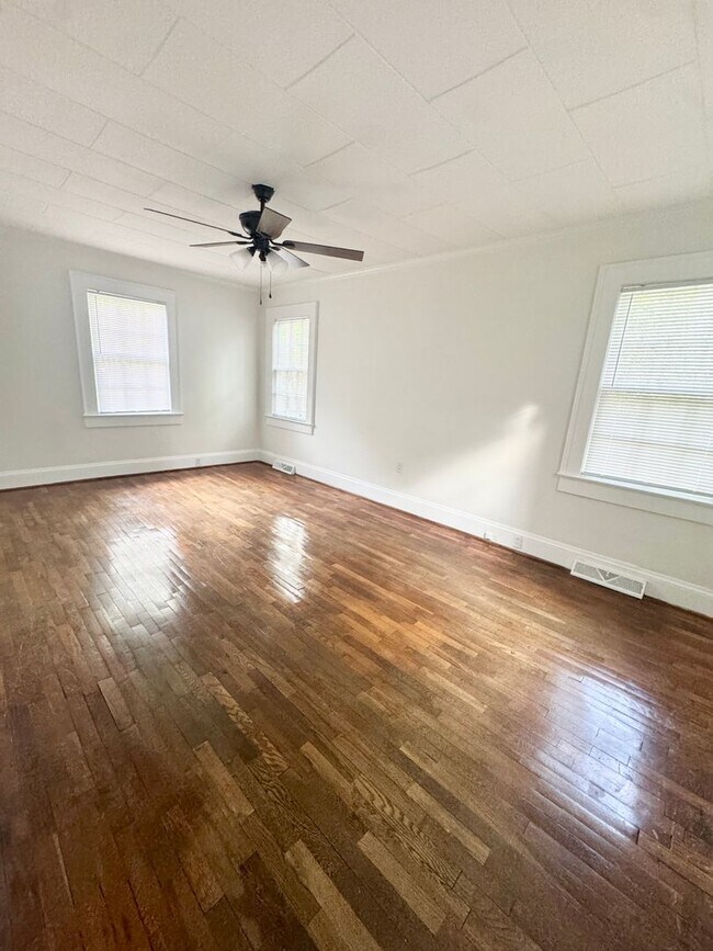 Building Photo - ADORABLE Downtown Cottage in Conway. Fantastic location and TONS of charm. Fenced in back yard!