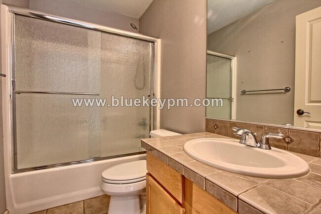 Building Photo - 561 NW Lamonde Terrace