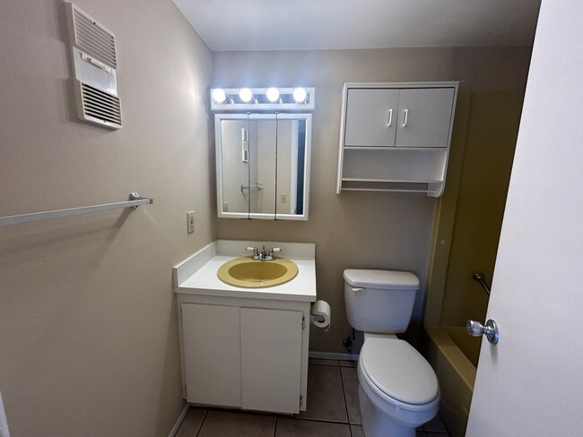 Building Photo - Cozy 1-Bedroom Apartment in Port Richey, F...