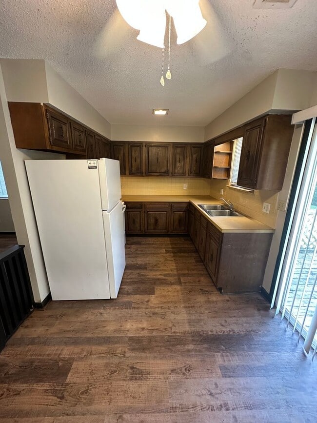 Building Photo - Updated 2BR Duplex with Garage & Yard – Co...