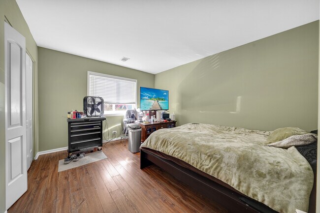 Building Photo - 9381 Bay Colony Dr