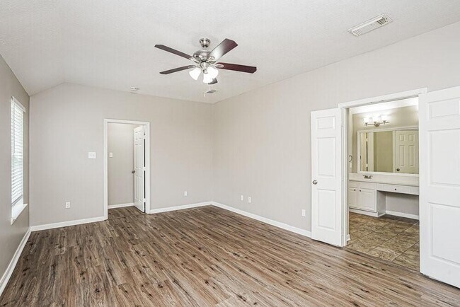 Building Photo - 549 Green Cedar Dr
