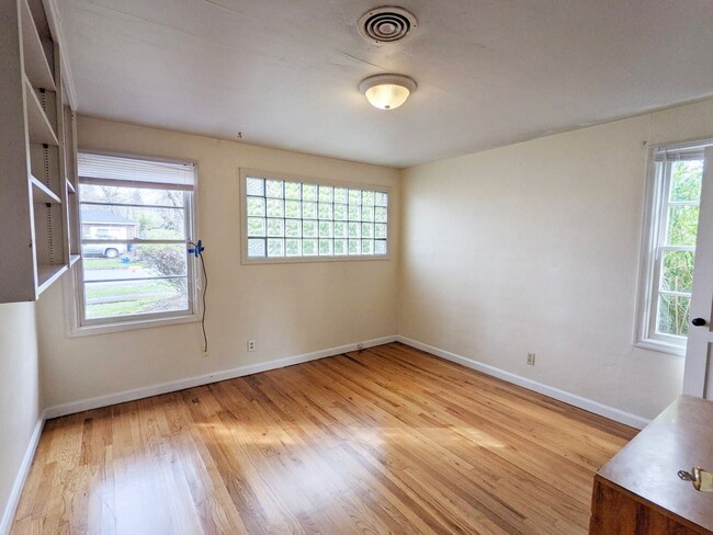 Building Photo - 5+ bedroom South Campus house w/ large fen...