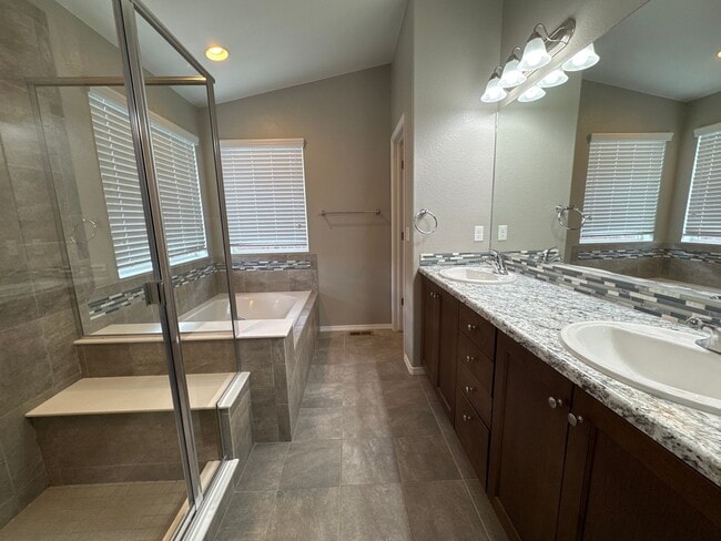 Building Photo - Beautiful stucco 4 bed rancher on premium ...