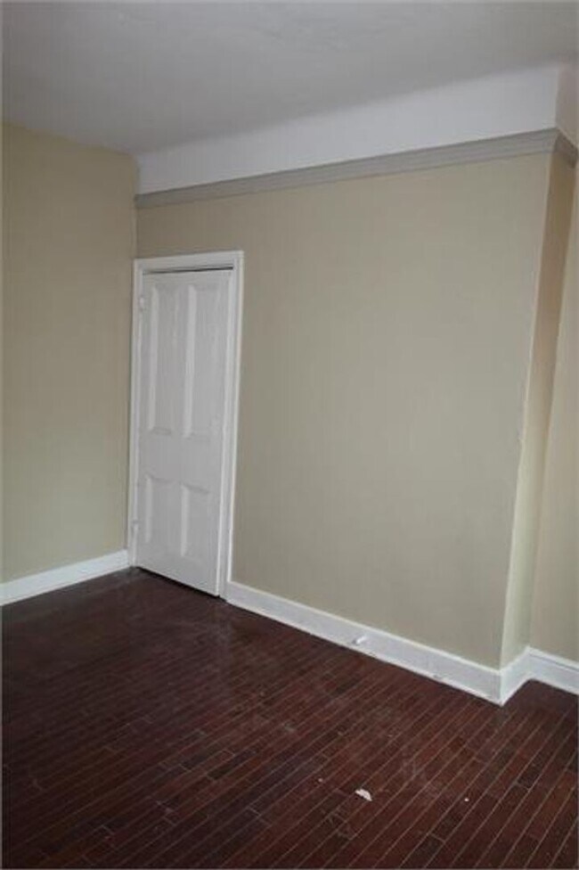 Building Photo - Beautiful Townhome on Quiet Street in the ...