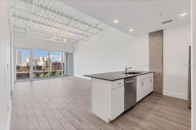 Building Photo - 332 Cocoanut Ave