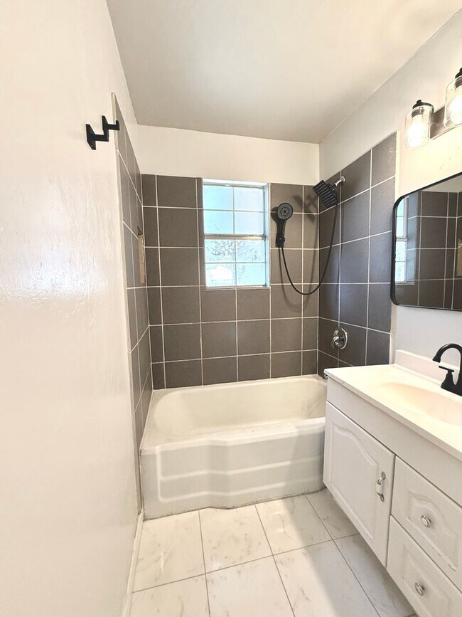 Building Photo - Cute 2BD 1BA Bungalow in Bethany!!