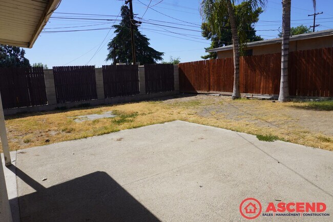 Building Photo - Spacious home located In Northeast Bakersf...