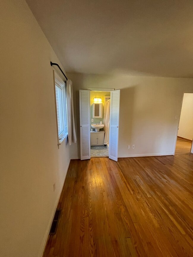 Building Photo - Split Level Home near Willow Lawn