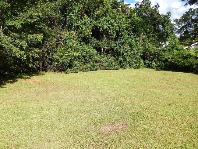 Building Photo - 911 Magnolia Dr E