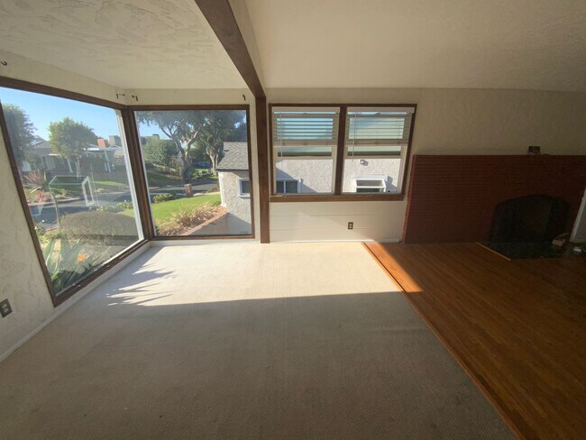 Building Photo - 981 Calle Miramar