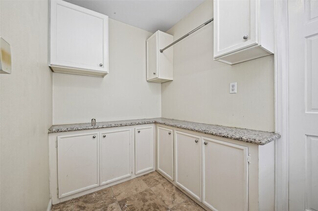 Building Photo - 5310 Indigo St