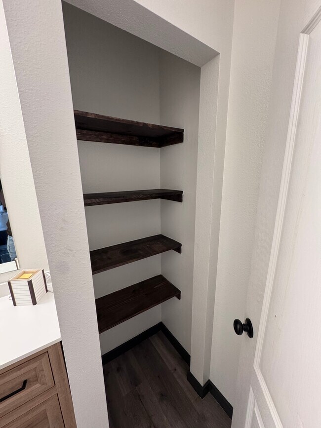 Building Photo - 705 Green Tree Dr