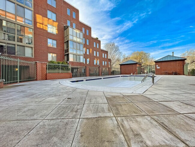 Pool - 1050 N Taylor St
