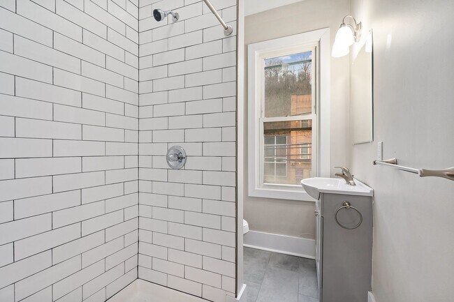 Building Photo - Beautiful Fully Renovated 4 Bedroom Home In The West End.  Available July!