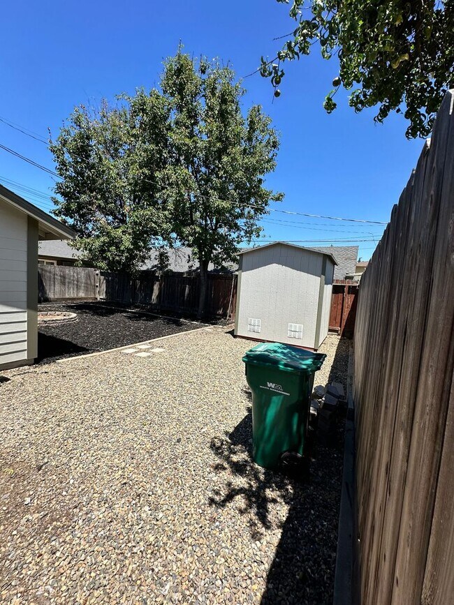 Building Photo - Beautiful 2 bedroom/2 bathroom Available soon!