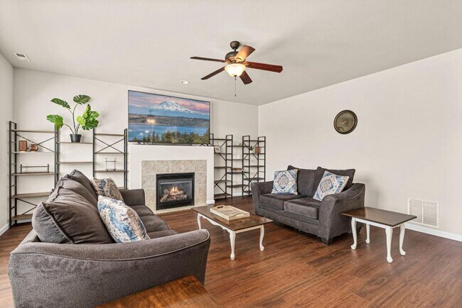 Building Photo - Fully Furnished 5-Bedroom Horizon Pointe H...