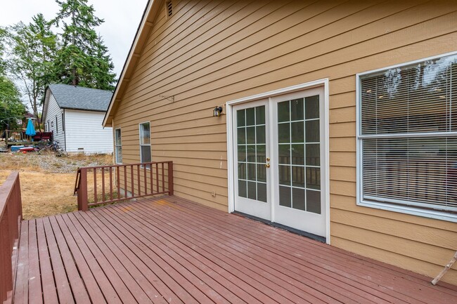 Building Photo - Three Bedroom Home with attached garage