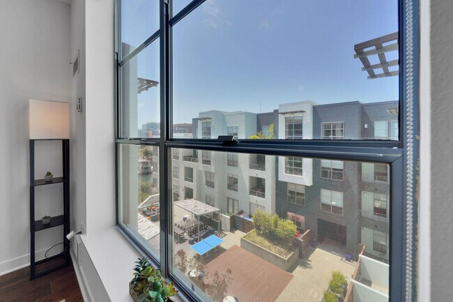 Building Photo - 355 Berry St