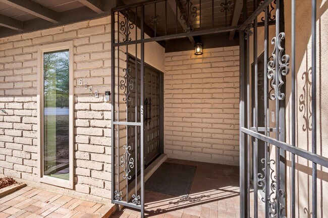 Building Photo - Charming home located in Indian Ridge Esta...