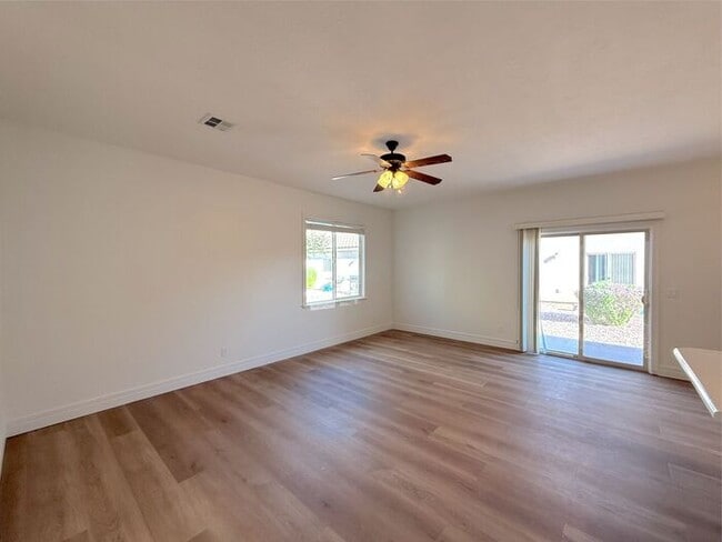 Building Photo - 3 Bed, 2 Bath, 2 Car garage Duplex Unit