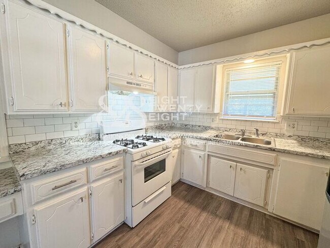 Building Photo - NICE 3 BED/1.5 BATH ON QUIET CUL-DE-SAC IN...