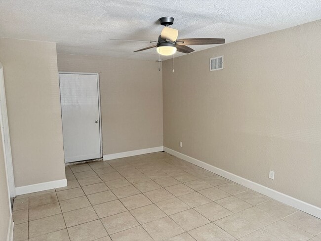 Building Photo - Fully Renovated and Modern 3/1 Available Now!