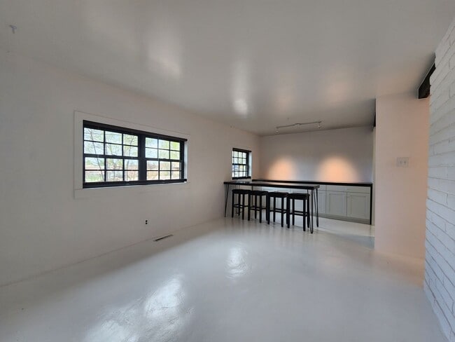 Building Photo - 335 Otero St