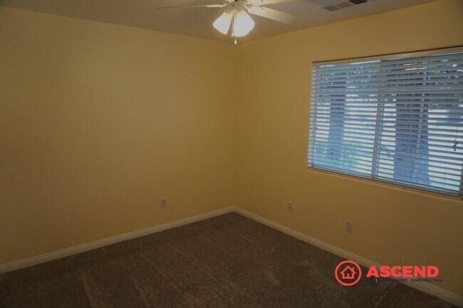 Building Photo - North Bakersfield 3 Bed + Den | Spacious Yard
