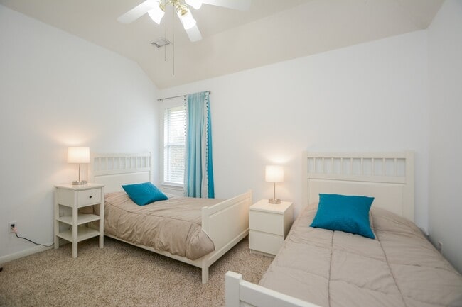 Building Photo - 2 Stone Arrow Pl