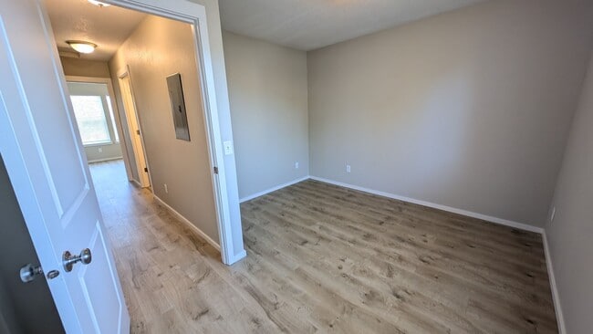 Building Photo - End unit Townhouse in Forest Grove