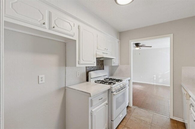 Building Photo - 645 Redstone Ave