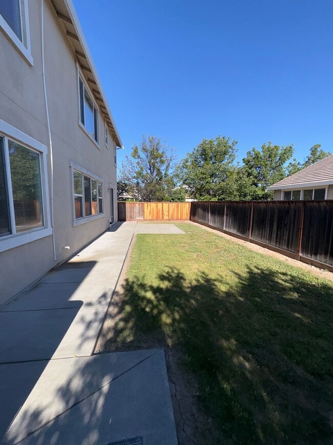 Building Photo - 100 Mt Adams Cir