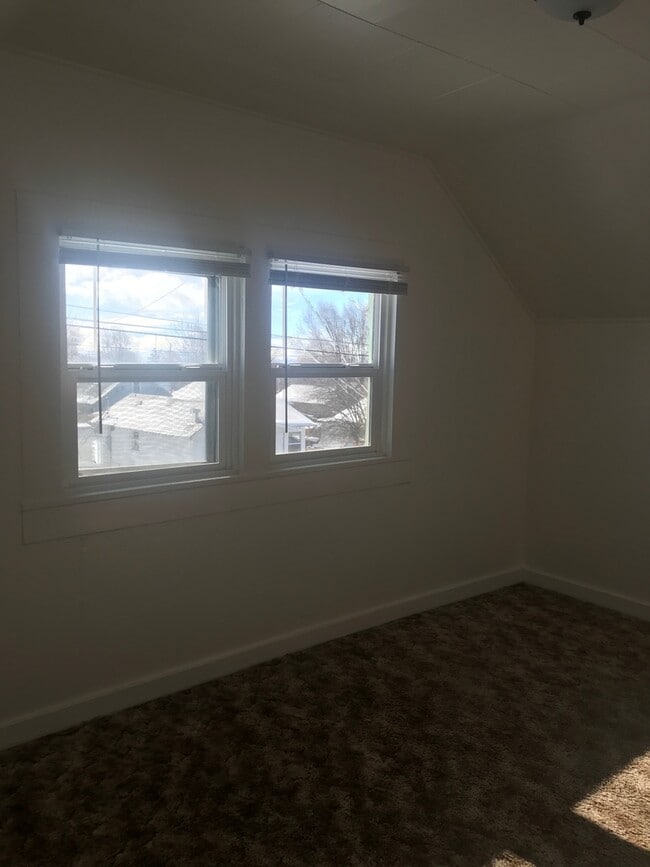 Building Photo - 1 Bedroom, 1 Bathroom Upstairs Apartment -...