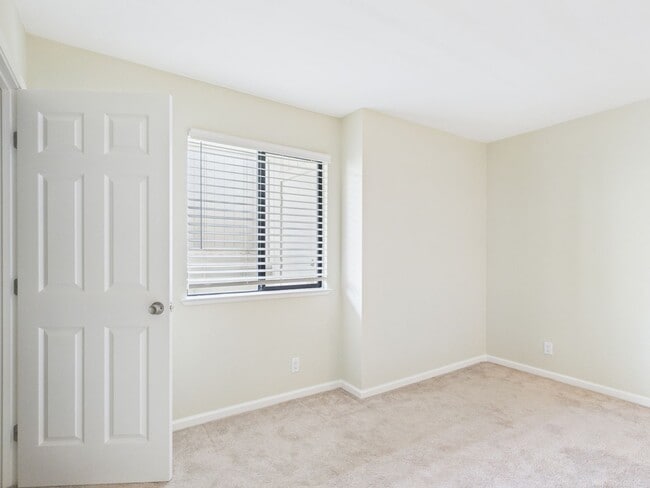 Building Photo - Private 1 bedroom condo at Cypress Park