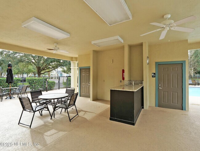 Building Photo - 13703 Richmond Park Dr N