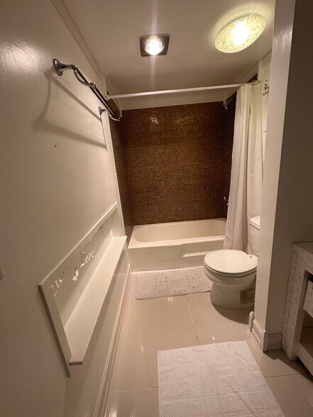 Building Photo - 250 180th Dr