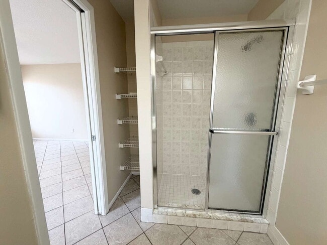 Building Photo - "Charming 2-Bed, 2-Bath Villa Retreat in New Port Richey!"