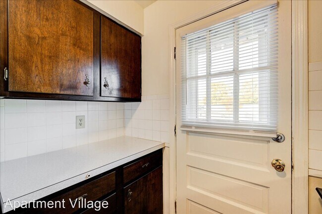 Building Photo - 2 br, 1 bath House - 2910 Ravenswood Dr